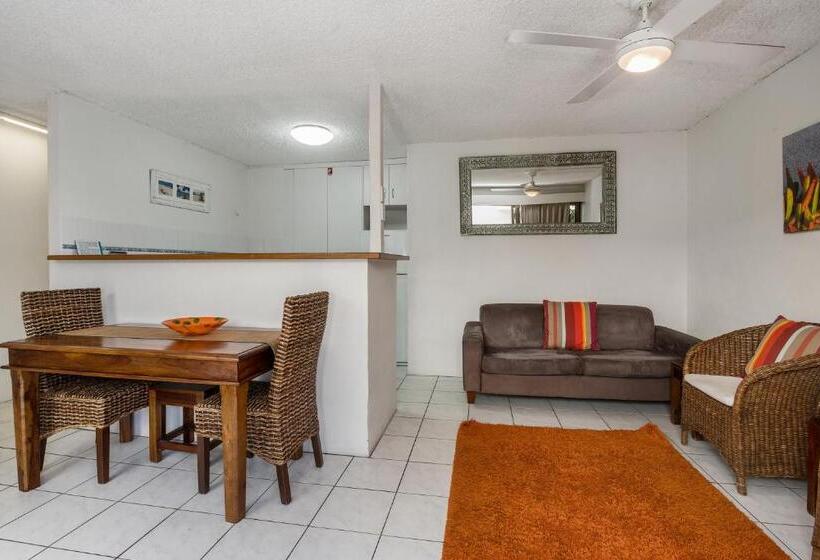 شقة إقتصادية غرفتين نوم, Bayview Beachfront Apartments, In Town Right On The Beach