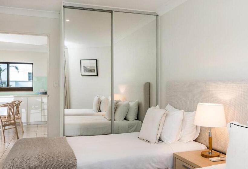 شقة دور أخير غرفتين نوم, Bayview Beachfront Apartments, In Town Right On The Beach