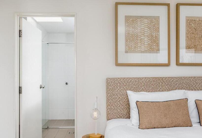 شقة دور أخير غرفتين نوم, Bayview Beachfront Apartments, In Town Right On The Beach