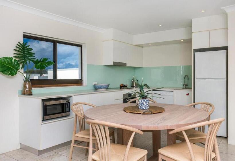 شقة دور أخير غرفتين نوم, Bayview Beachfront Apartments, In Town Right On The Beach