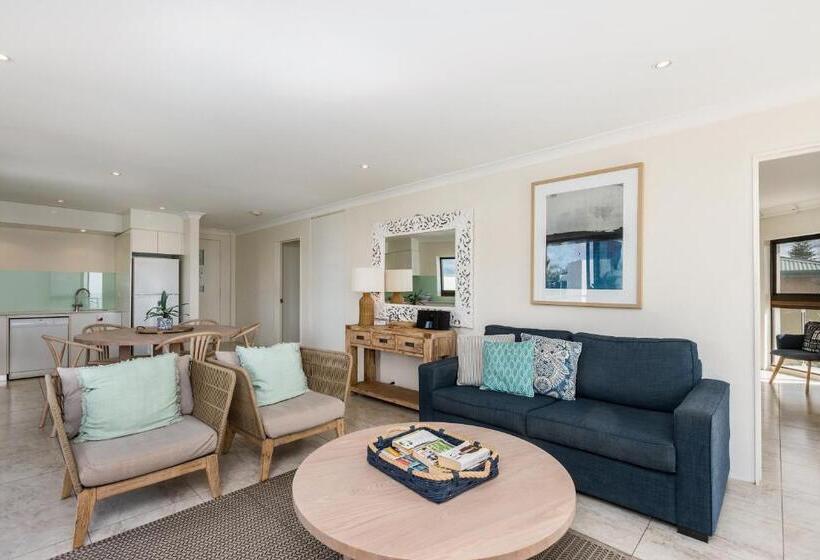 ペントハウス２ベッドルームアパート, Bayview Beachfront Apartments, In Town Right On The Beach