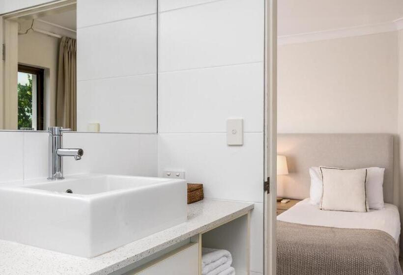 شقة دور أخير غرفتين نوم, Bayview Beachfront Apartments, In Town Right On The Beach