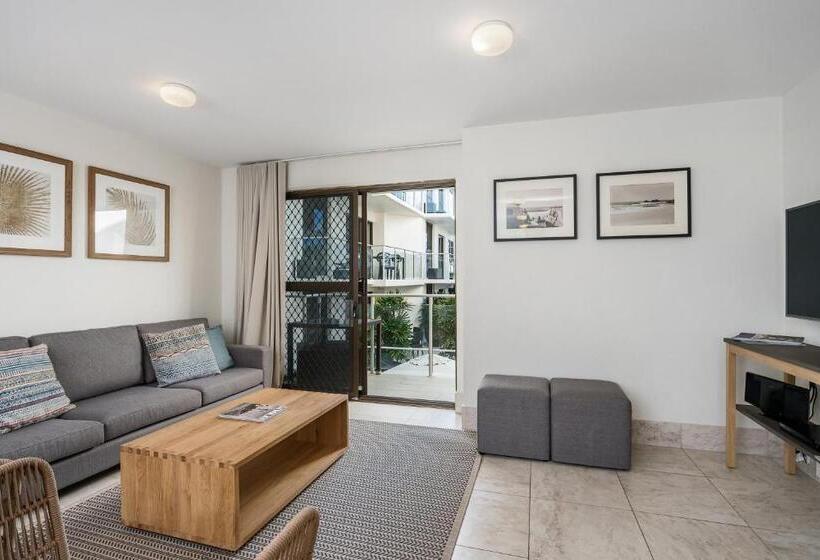 شقة غرفتين, Bayview Beachfront Apartments, In Town Right On The Beach