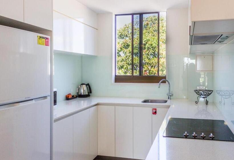 شقة غرفتين, Bayview Beachfront Apartments, In Town Right On The Beach