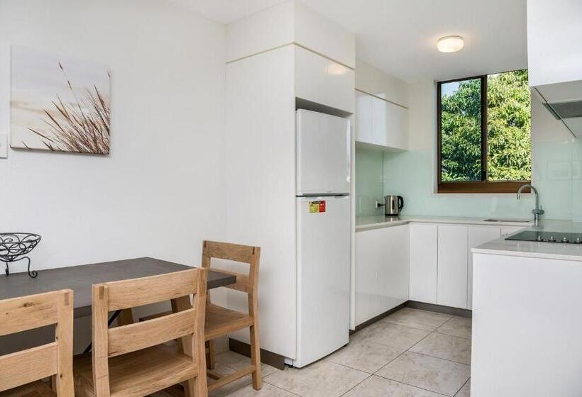 شقة غرفتين, Bayview Beachfront Apartments, In Town Right On The Beach