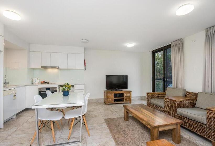 شقة غرفتين, Bayview Beachfront Apartments, In Town Right On The Beach