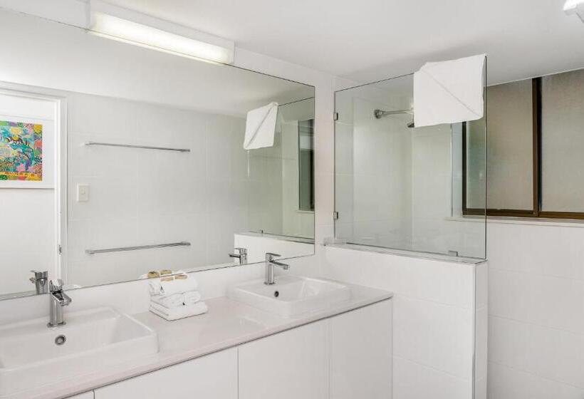 オーシャンビューの２ベッドルームデラックスアパート, Bayview Beachfront Apartments, In Town Right On The Beach