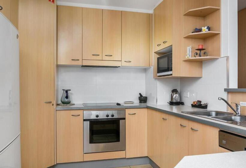 شقة ديلوكس غرفتين نوم مطلة على البحر, Bayview Beachfront Apartments, In Town Right On The Beach