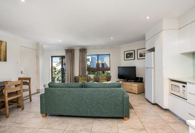 オーシャンビューの２ベッドルームデラックスアパート, Bayview Beachfront Apartments, In Town Right On The Beach