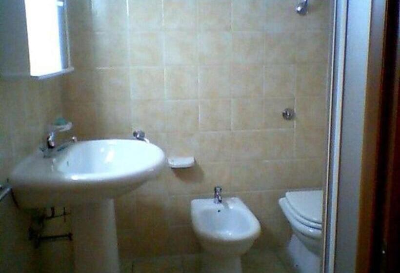 اتاق استاندارد چهار تخته, La Favorita