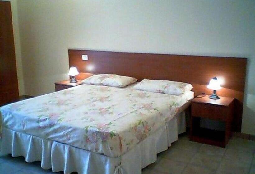 اتاق استاندارد چهار تخته, La Favorita