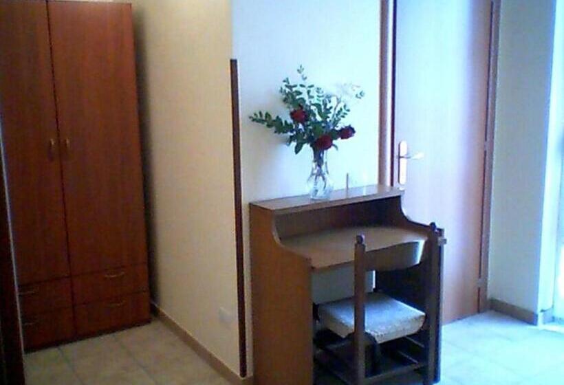 اتاق استاندارد چهار تخته, La Favorita