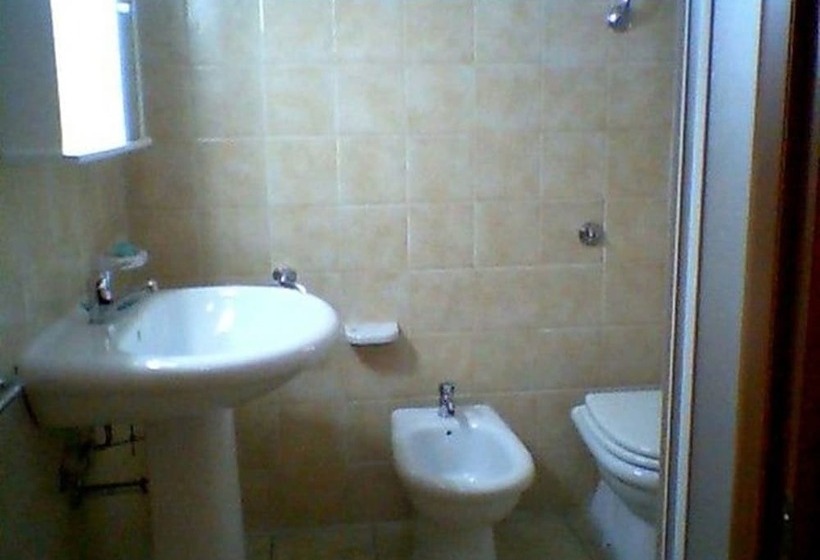 اتاق استاندارد چهار تخته, La Favorita