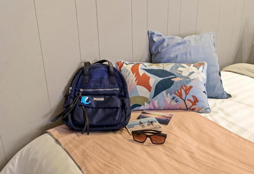 패밀리 룸, Sandbar Motel