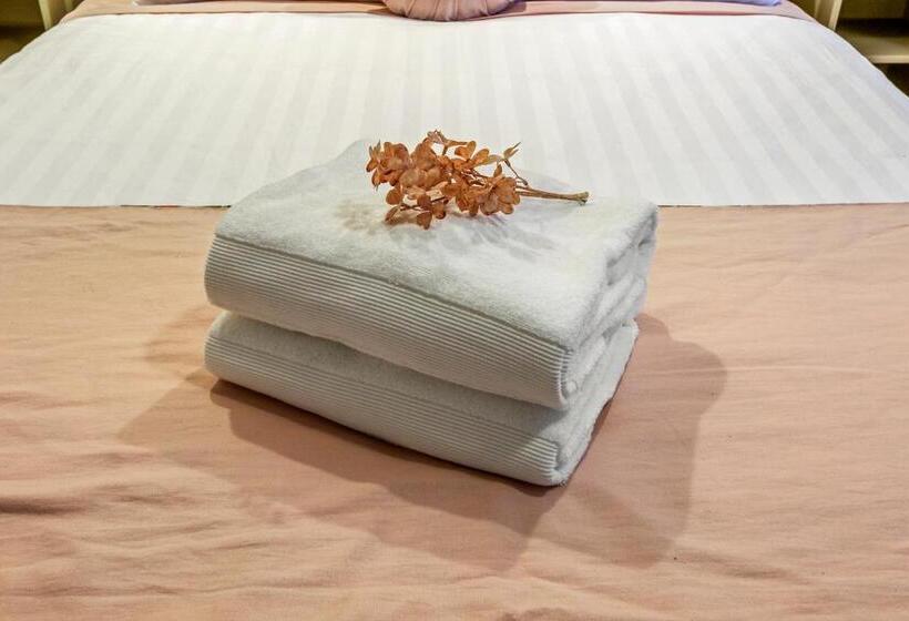 패밀리 룸, Sandbar Motel