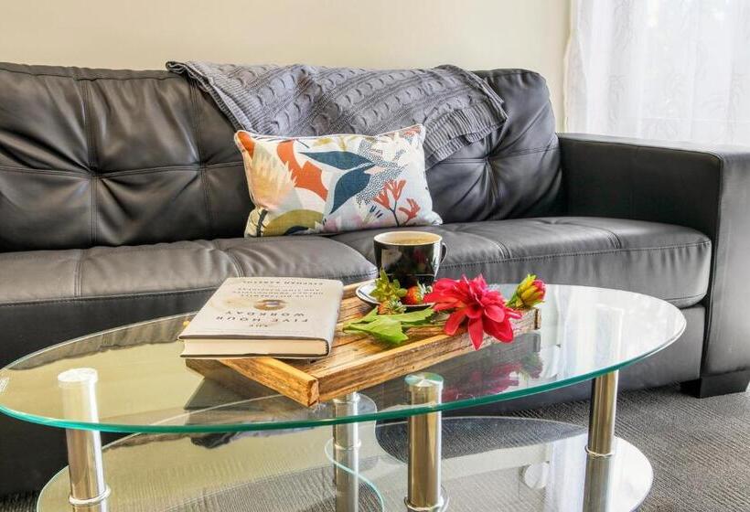 패밀리 룸, Sandbar Motel