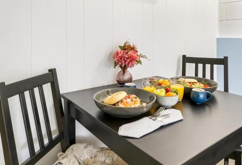 디럭스 룸, Sandbar Motel