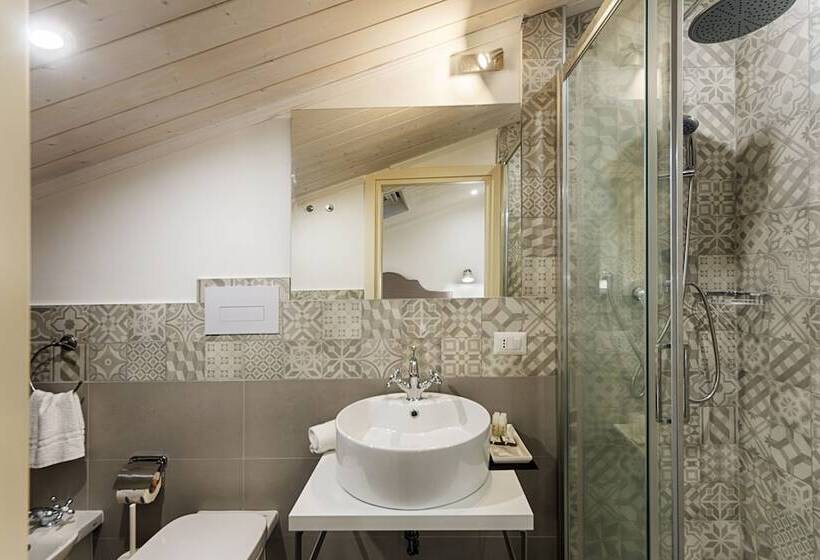 חדר אקונומי, Itria Palace