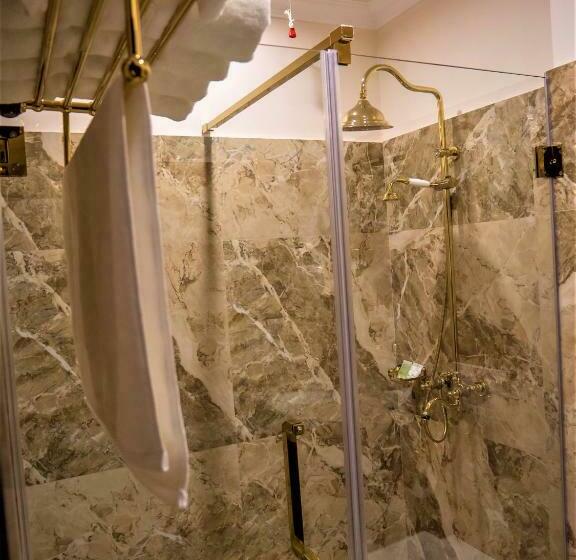 חדר סטנדרט לשלושה, Boka