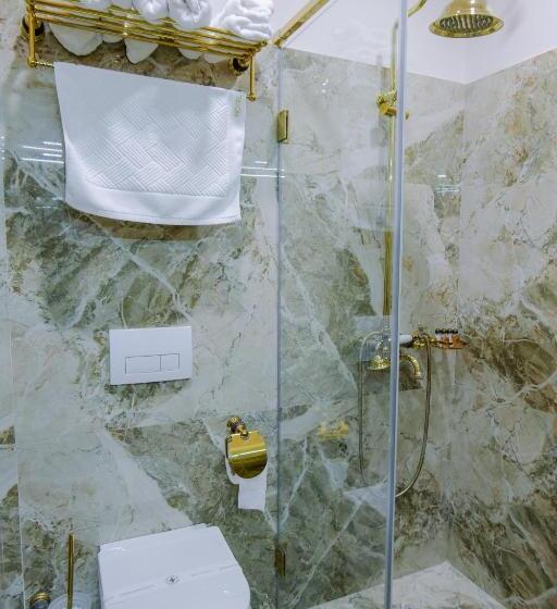 غرفة قياسية مطلة على المدينة, Boka