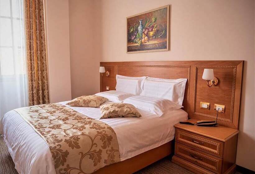 غرفة قياسية مطلة على المدينة, Boka