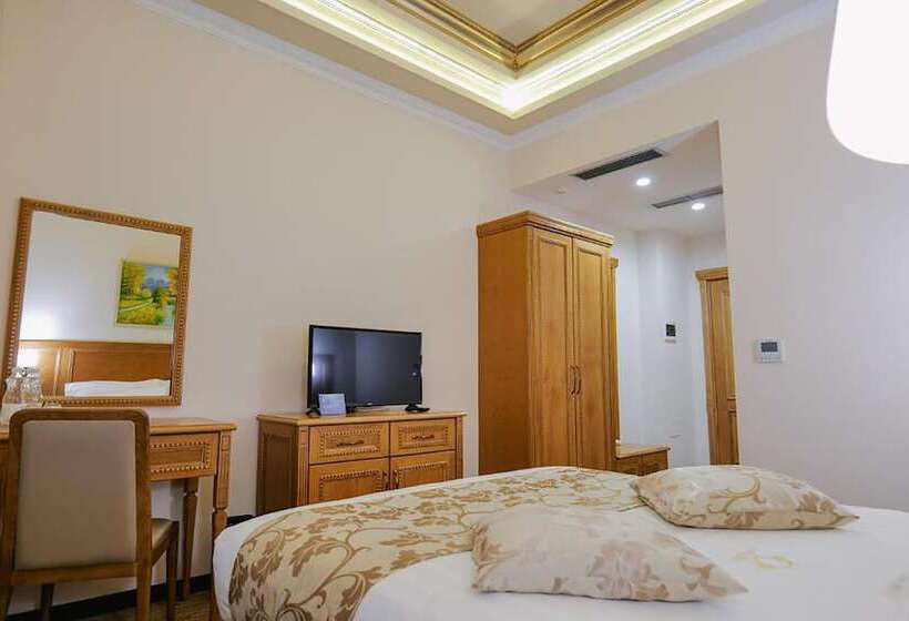 غرفة قياسية مطلة على المدينة, Boka