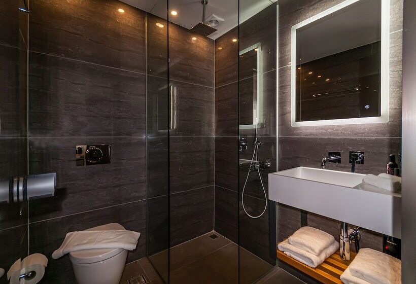 جناح جونيور مطلّ علي حمام السباحة, Epavli Boutique