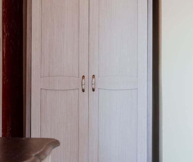 Номер Superior, Lighthouse