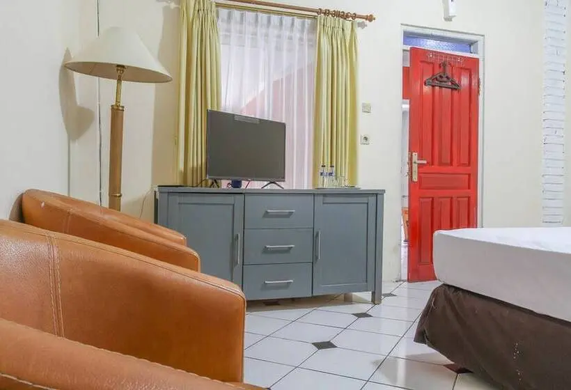 Familienzimmer, Reddoorz Plus @ Otista Garut