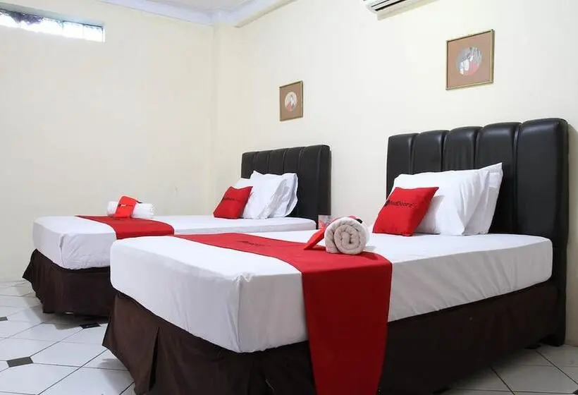 Familienzimmer, Reddoorz Plus @ Otista Garut