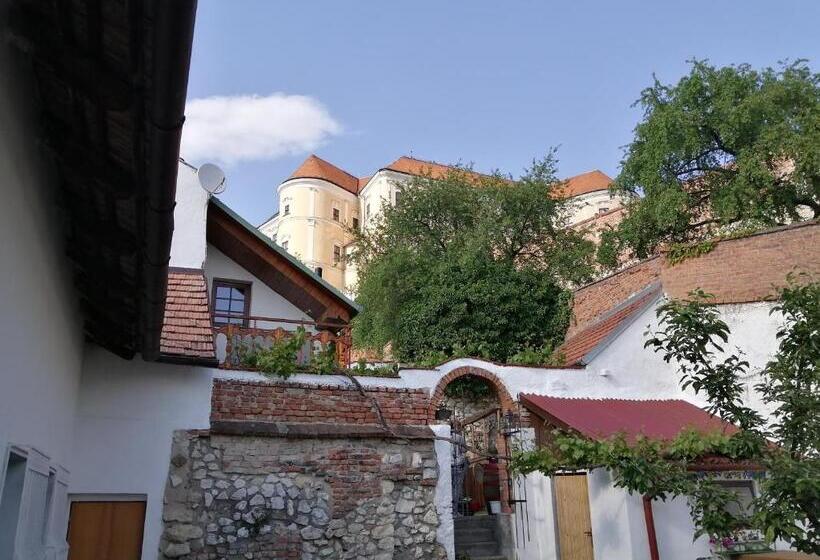 Четырехместный Номер Стандарт, Castle Wall Inn