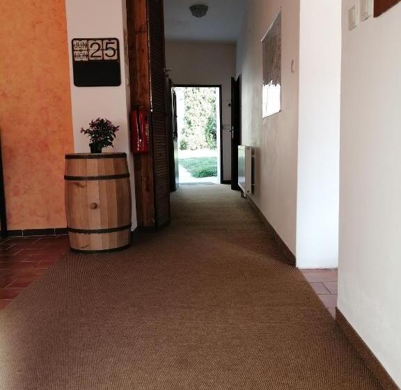 スタンダード4人部屋, Castle Wall Inn