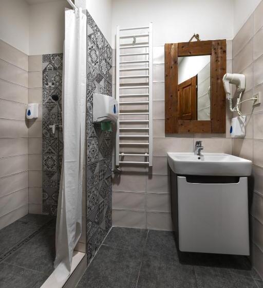 スタンダード4人部屋, Castle Wall Inn