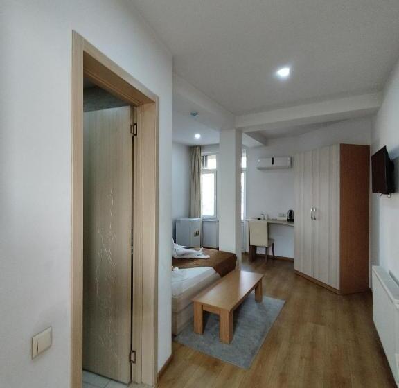 اتاق لوکس با بالکن و چشم‌انداز دریا, Marseille Palace