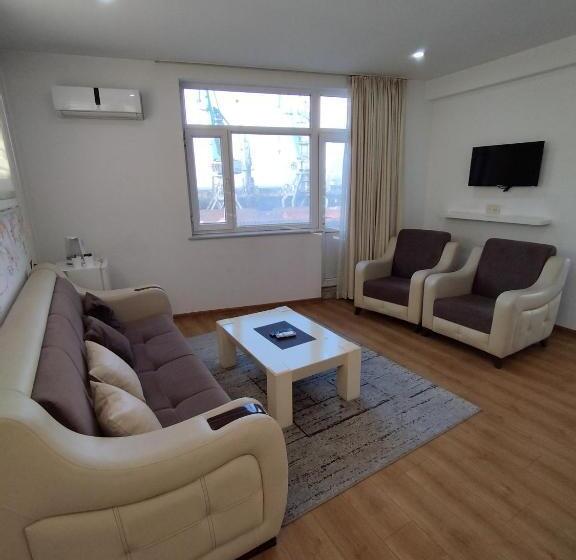 سوئیت با تخت بزرگ, Marseille Palace