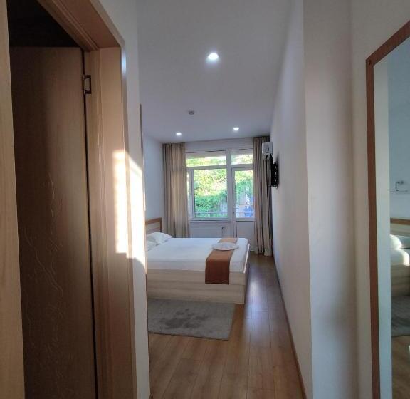 اتاق لوکس با بالکن و چشم‌انداز دریا, Marseille Palace