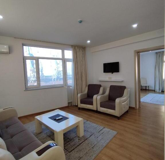 سوئیت با تخت بزرگ, Marseille Palace