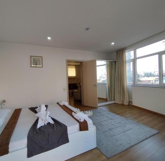 سوئیت با تخت بزرگ, Marseille Palace