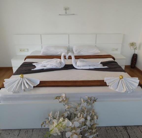 سوئیت با تخت بزرگ, Marseille Palace