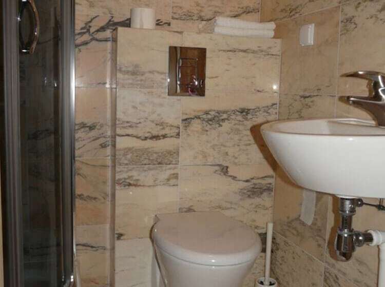 اتاق اکونومی, Amber House