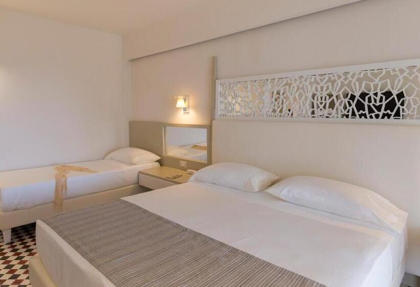 Quarto Triplo Estandar com Sacada, Suite Hotel L Oasi Di Riaci