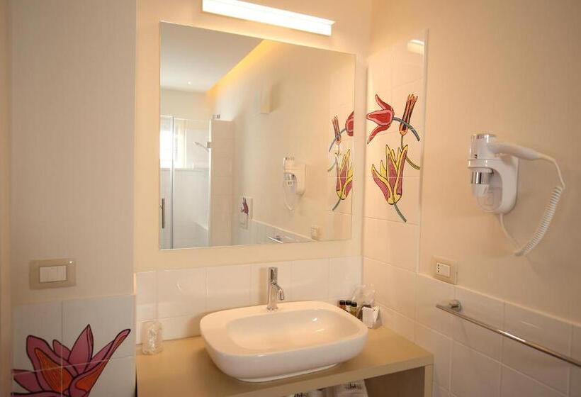 جناح, Suite Hotel L Oasi Di Riaci