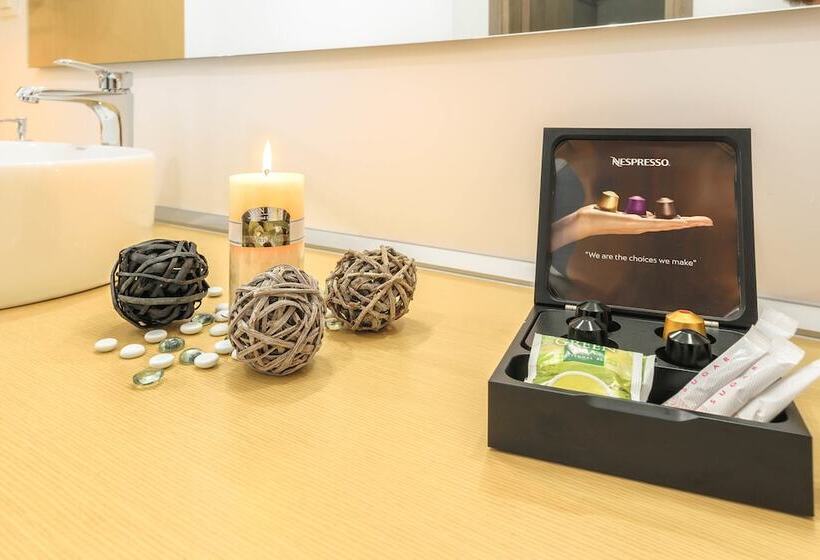 Studio Standard Widok Basen, White Canvas Boutique Studios