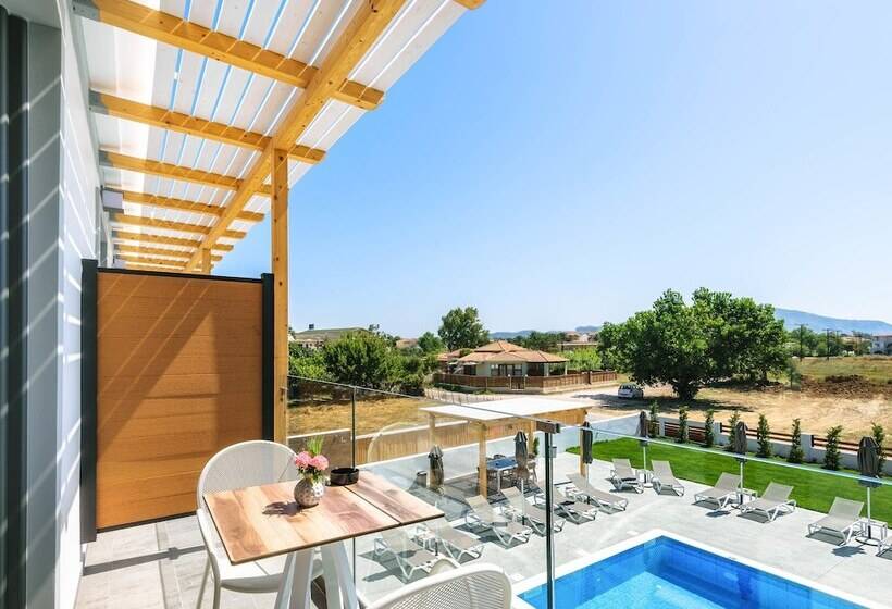 Studio Standard Widok Basen, White Canvas Boutique Studios