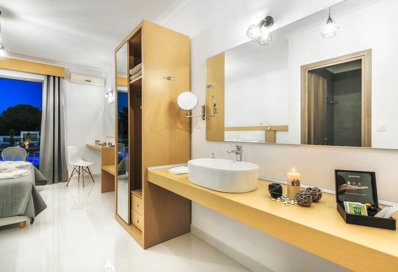 Studio Deluxe, White Canvas Boutique Studios