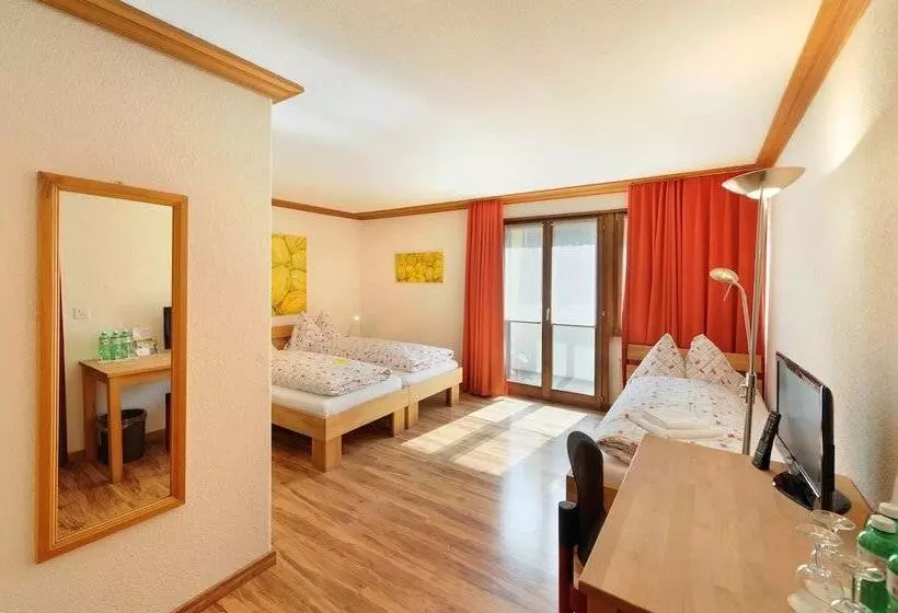 Habitació Triple Estàndard, Alpha Thun