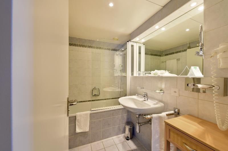 جناح جونيور, Astra Vevey Hotel & Restaurant