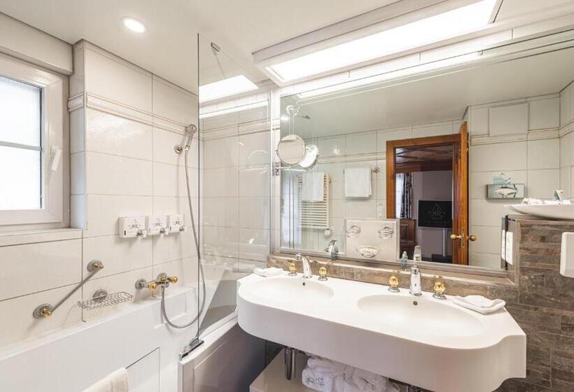 اتاق لوکس با تخت بزرگ, Boutique Hotel Albana Real   Restaurants & Spa