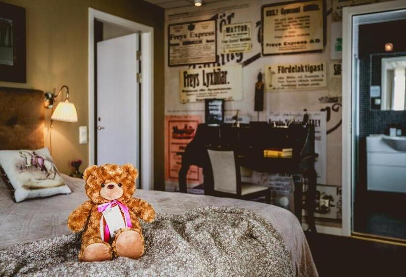 סוויטה עם מרפסת, Freys