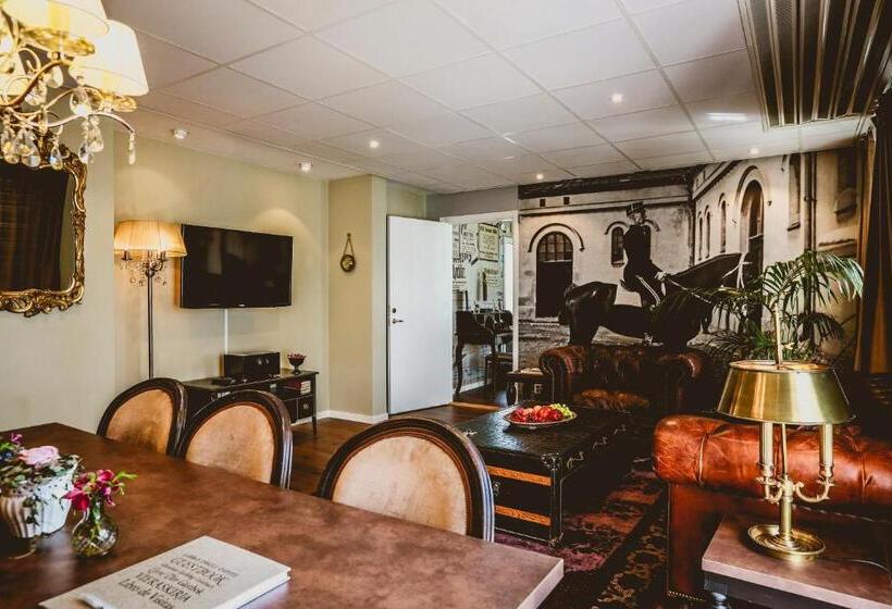 סוויטה עם מרפסת, Freys